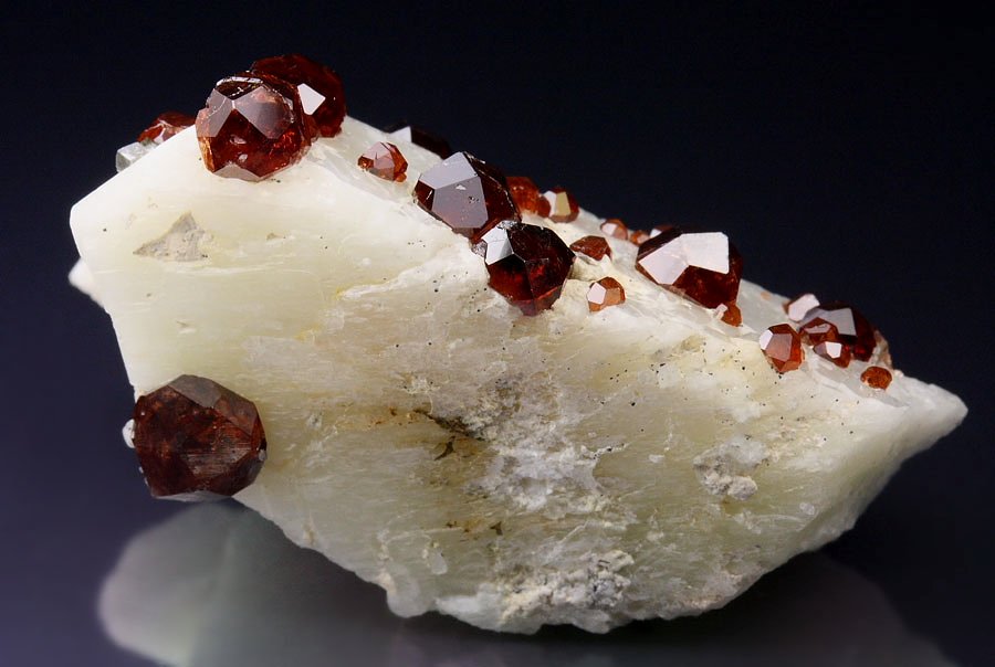 gem GARNET var. SPESSARTINE