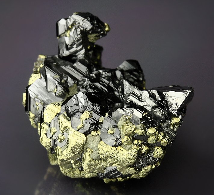 skeletal SPHALERITE with CHALCOPYRITE incrustations - floater