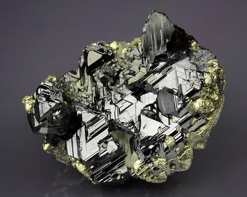 skeletal SPHALERITE with CHALCOPYRITE incrustations - floater