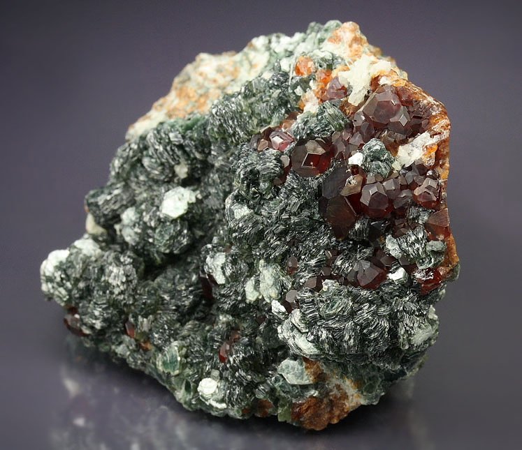 gem GARNET var. HESSONITE, CLINOCHLORE, DIOPSIDE