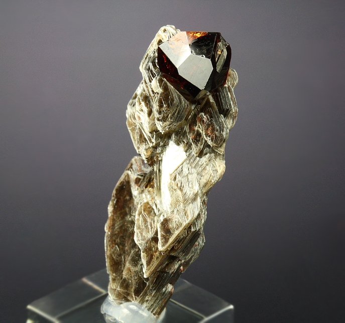 GARNET var. SPESSARTINE, MUSCOVITE