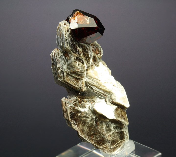 GARNET var. SPESSARTINE, MUSCOVITE