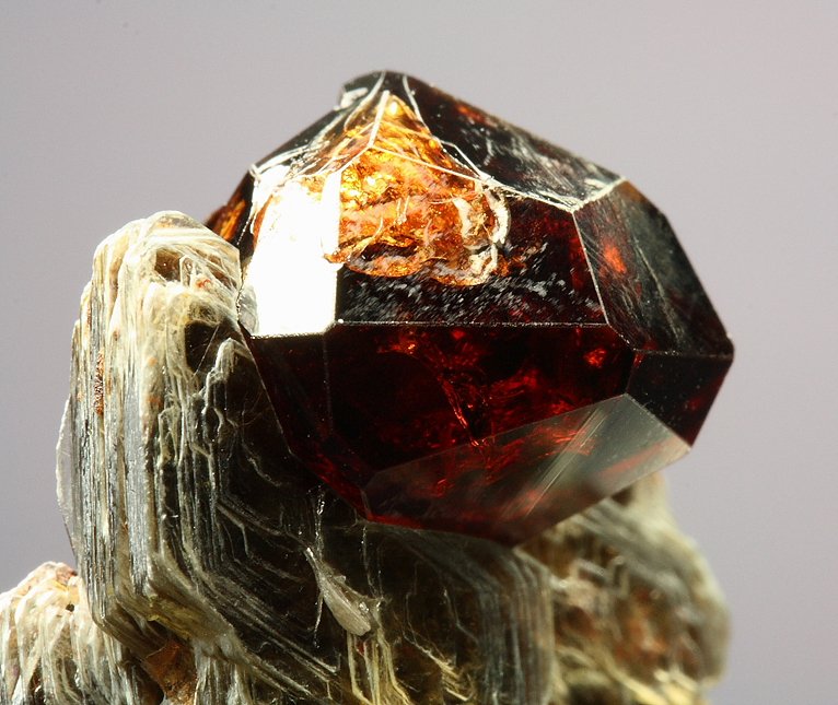 GARNET var. SPESSARTINE, MUSCOVITE