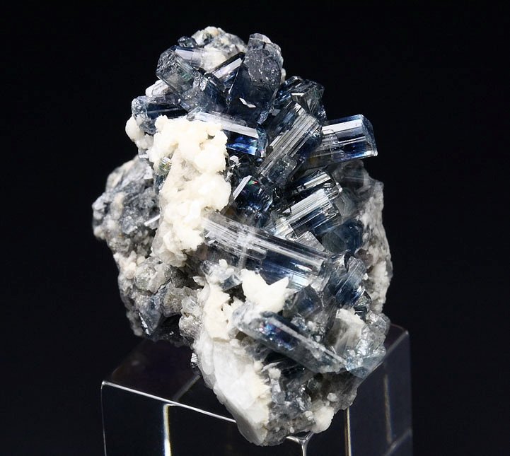 gem FLUORAPATITE, ALBITE