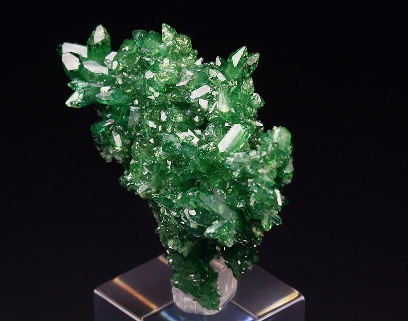 gem VESUVIANITE var. CHROMIAN bi-terminated