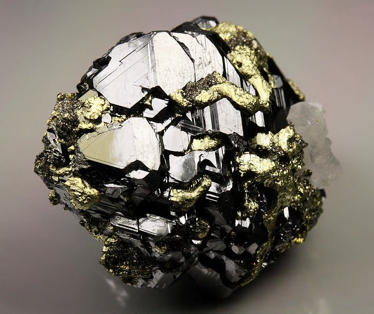 skeletal SPHALERITE, CHALCOPYRITE, PYRITE, CALCITE