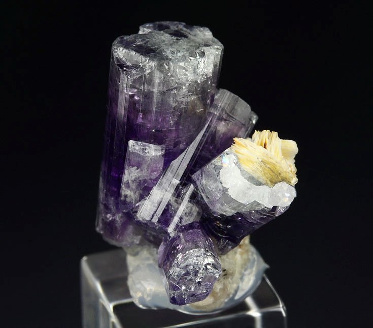 gem FLUORAPATITE, ALBITE