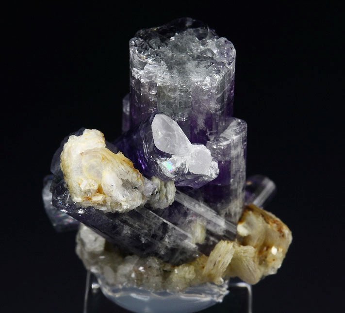 gem FLUORAPATITE, ALBITE