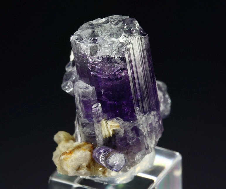 gem FLUORAPATITE, ALBITE