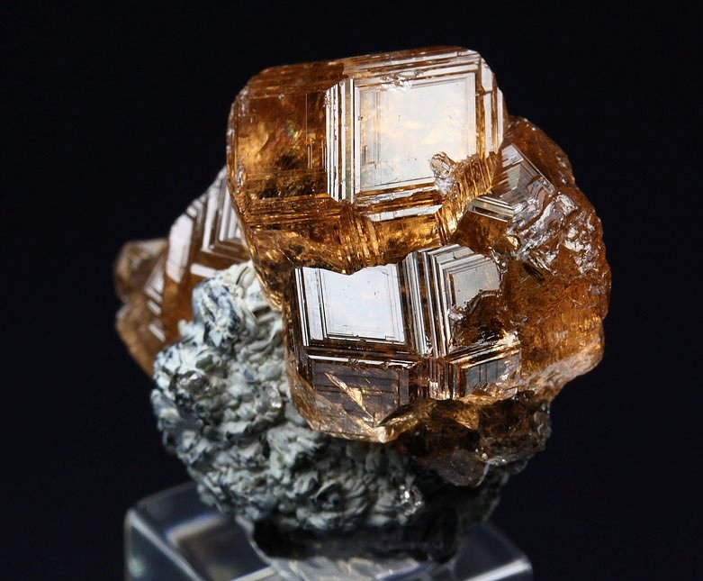 gem GARNET var. GROSSULAR