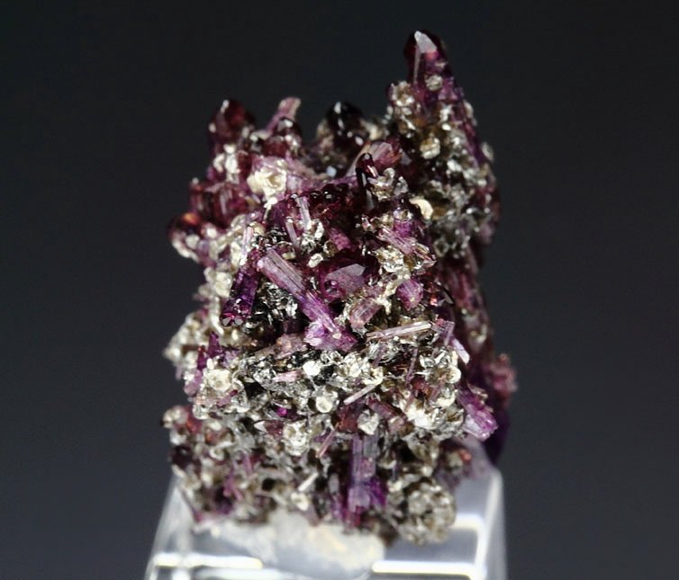 VESUVIANITE var. MANGANOAN bi-terminated, CLINOCHLORE