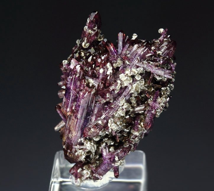 VESUVIANITE var. MANGANOAN bi-terminated, CLINOCHLORE