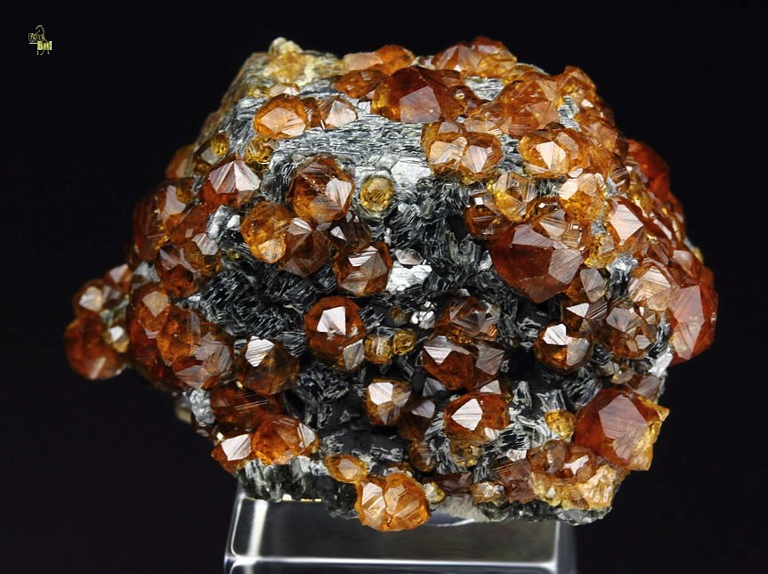 gem GARNET var. SPESSARTINE, MUSCOVITE