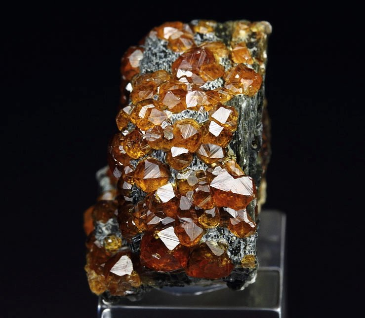 gem GARNET var. SPESSARTINE, MUSCOVITE