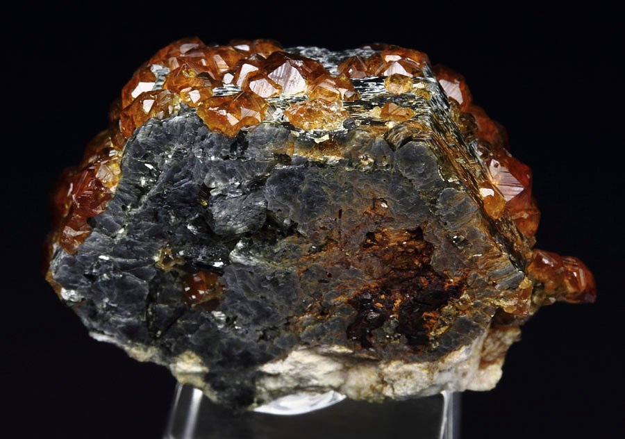 gem GARNET var. SPESSARTINE, MUSCOVITE