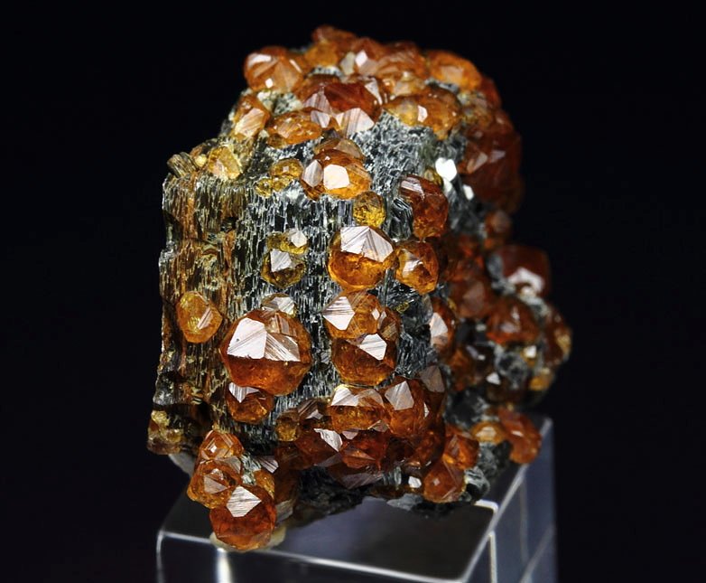 gem GARNET var. SPESSARTINE, MUSCOVITE