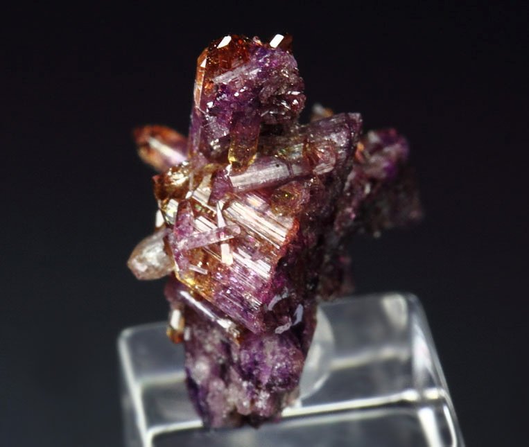 VESUVIANITE var. MANGANOAN bi-terminated