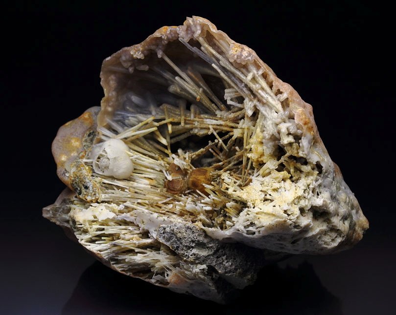 CHALCEDONY geode