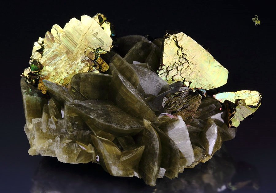 truncated tetrahedral CHALCOPYRITE twinned, SIDERITE