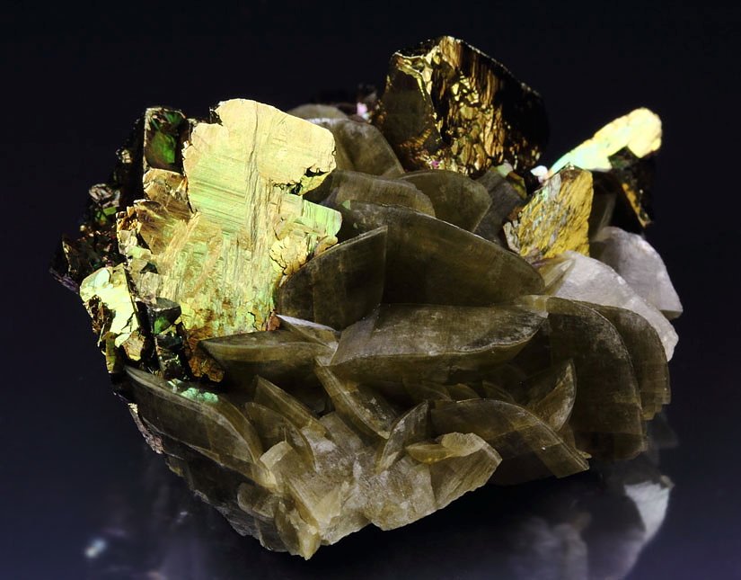 truncated tetrahedral CHALCOPYRITE twinned, SIDERITE