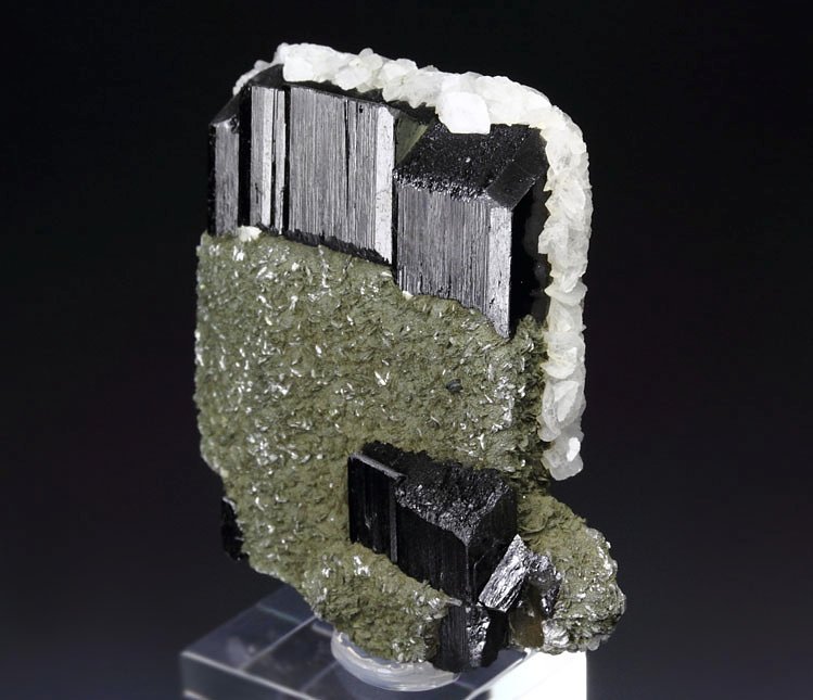 twinned FERBERITE, ARSENOPYRITE, CALCITE, MUSCOVITE 