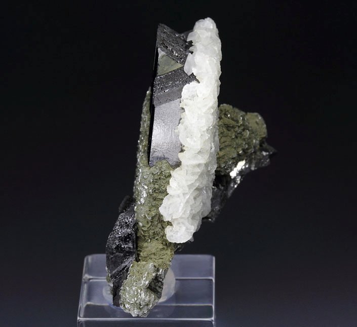 twinned FERBERITE, ARSENOPYRITE, CALCITE, MUSCOVITE 