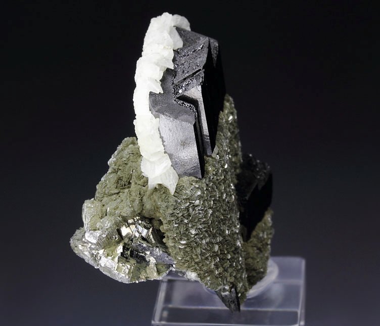 twinned FERBERITE, ARSENOPYRITE, CALCITE, MUSCOVITE 