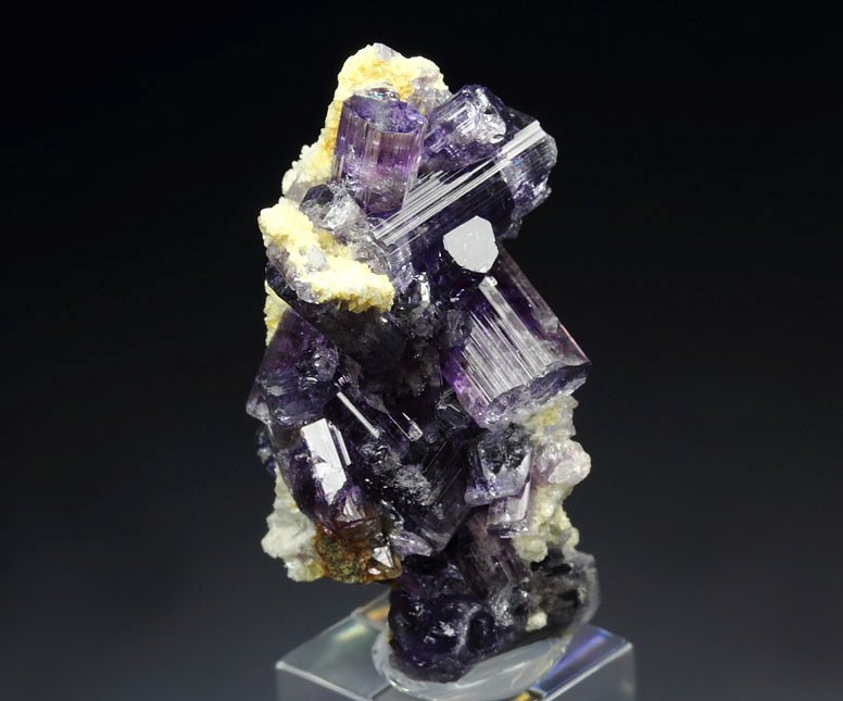 gem FLUORAPATITE, ALBITE