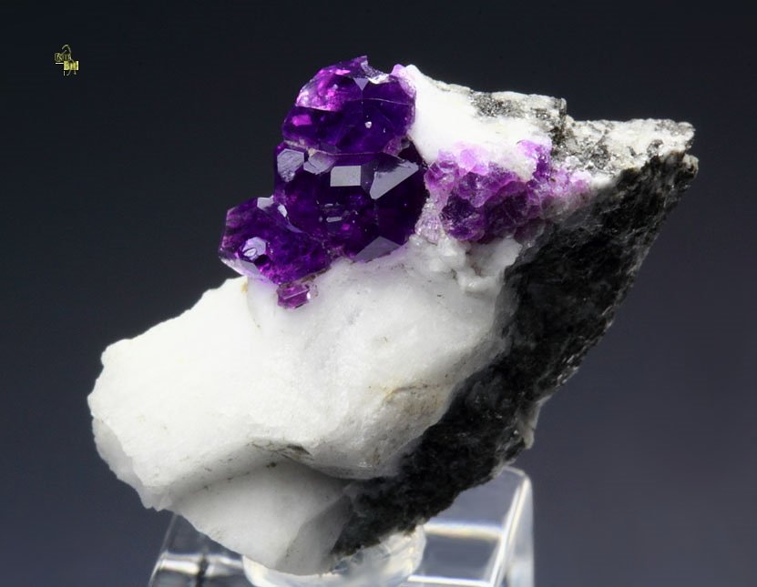 gem SODALITE var. HACKMANITE