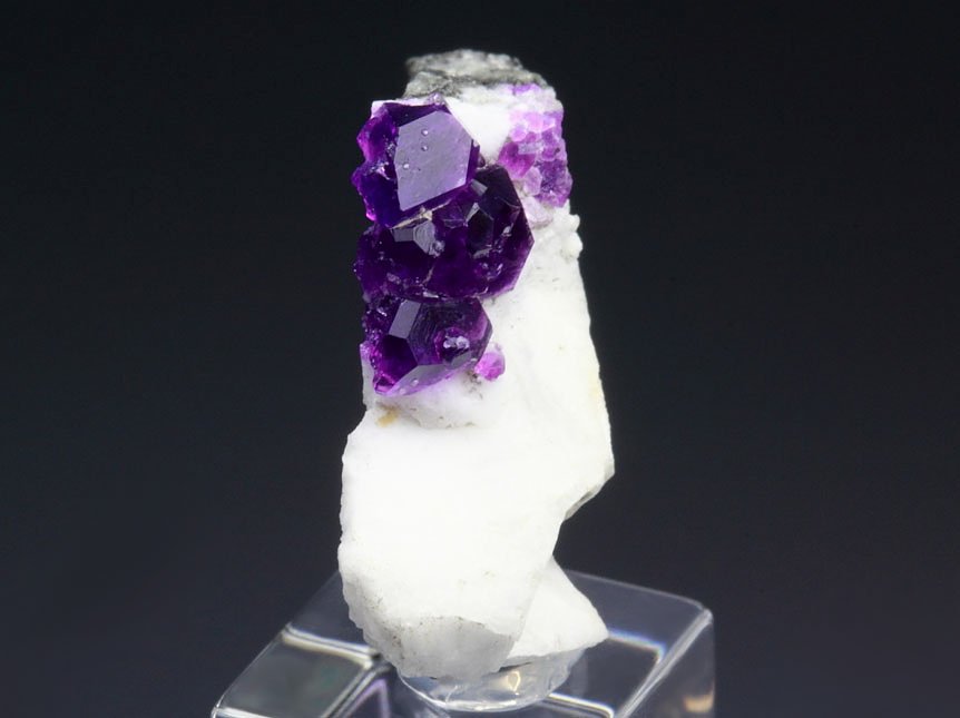 gem SODALITE var. HACKMANITE