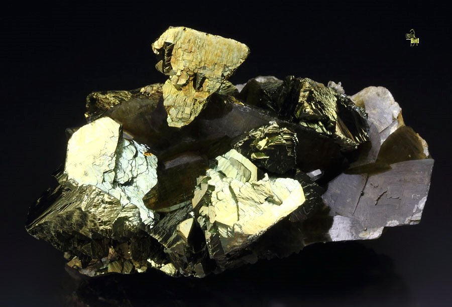 truncated tetrahedral CHALCOPYRITE, SIDERITE