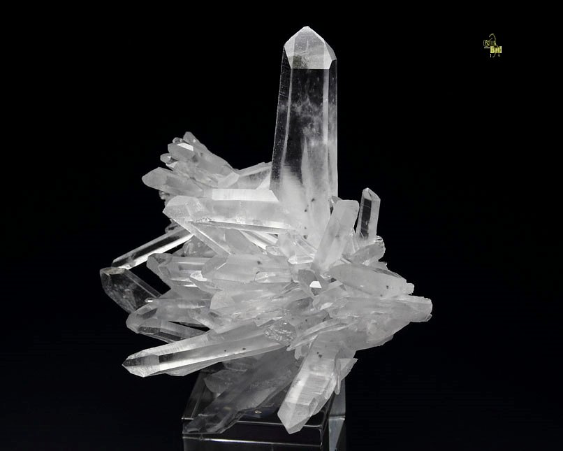 QUARTZ var. JAPAN LAW TWIN, SPHALERITE inclusions