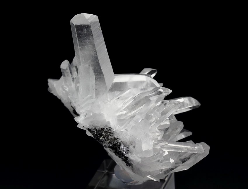 QUARTZ var. JAPAN LAW TWIN, SPHALERITE inclusions