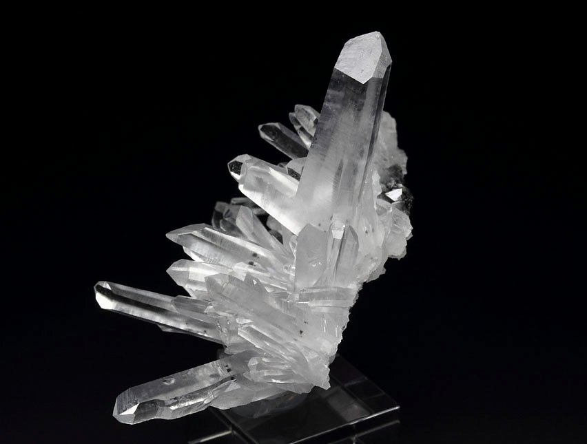 QUARTZ var. JAPAN LAW TWIN, SPHALERITE inclusions