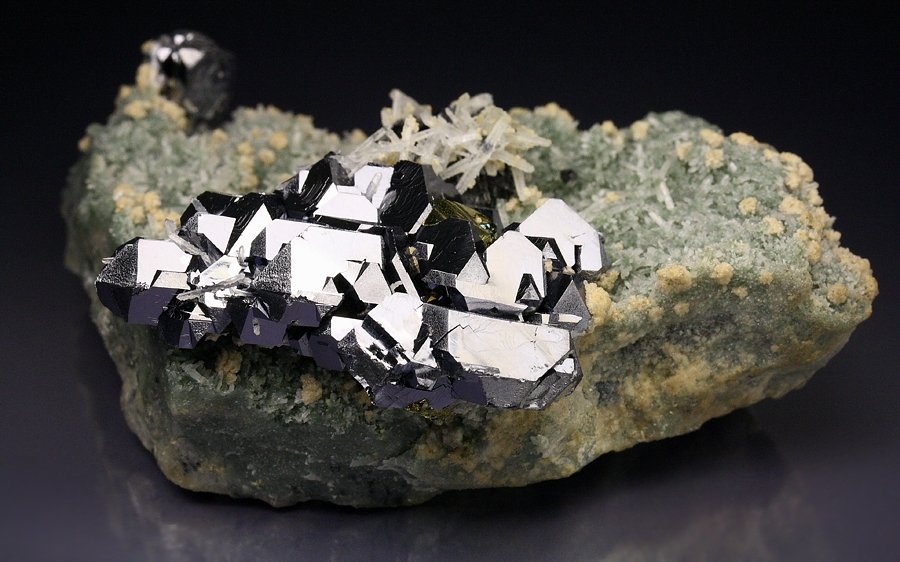 GALENA - SPINEL LAW TWIN, QUARTZ, SPHALERITE, CHALCOPYRITE, PYRITE, CALCITE