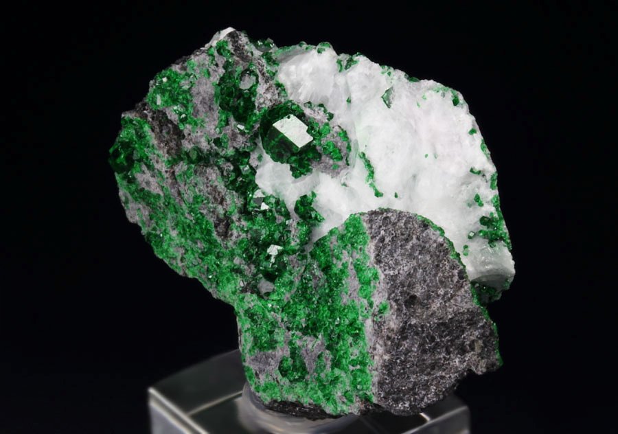 GARNET var. UVAROVITE, CALCITE