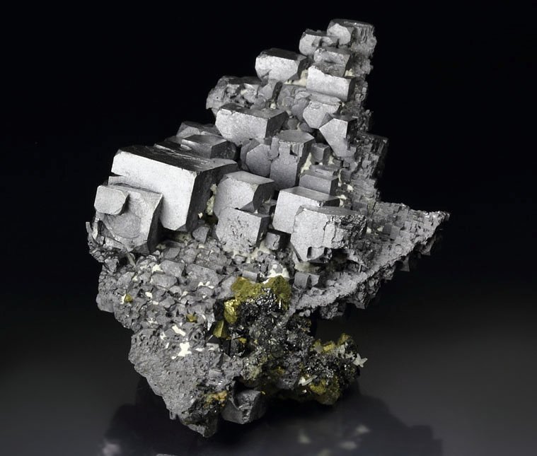 skeletal GALENA, CHALCOPYRITE, SPHALERITE, QUARTZ