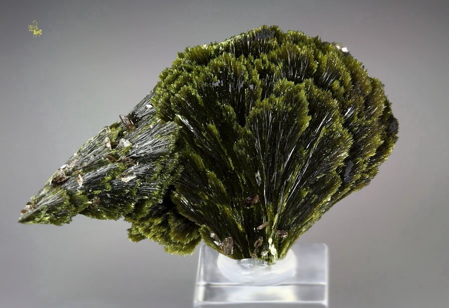 EPIDOTE, AXINITE-Fe