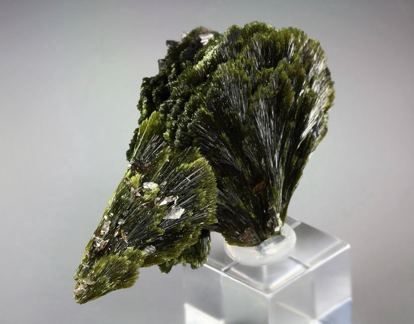 EPIDOTE, AXINITE-Fe