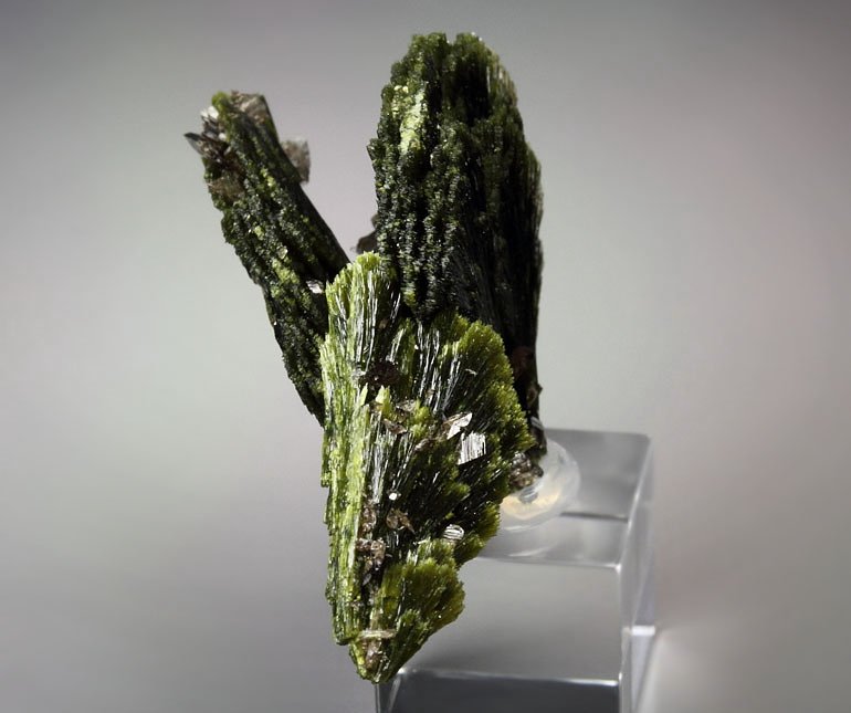 EPIDOTE, AXINITE-Fe