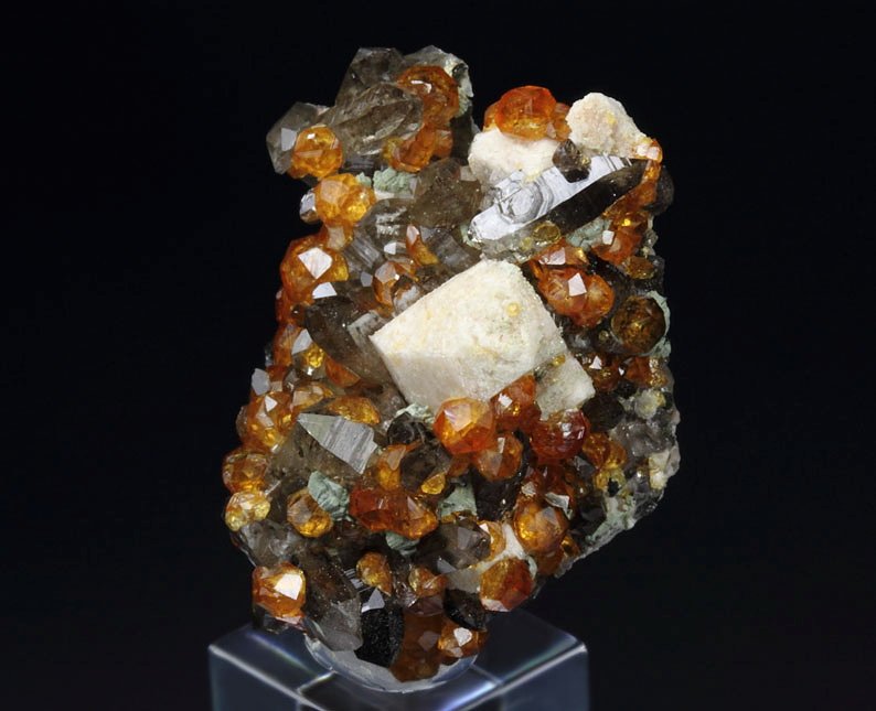 gem GARNET var. SPESSARTINE, QUARTZ var. SMOKY, MICROCLINE, MUSCOVITE