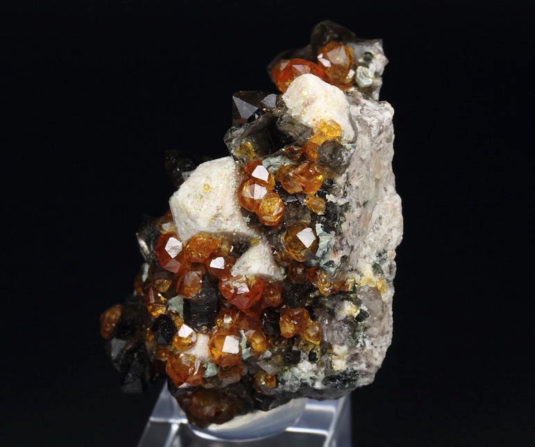 gem GARNET var. SPESSARTINE, QUARTZ var. SMOKY, MICROCLINE, MUSCOVITE