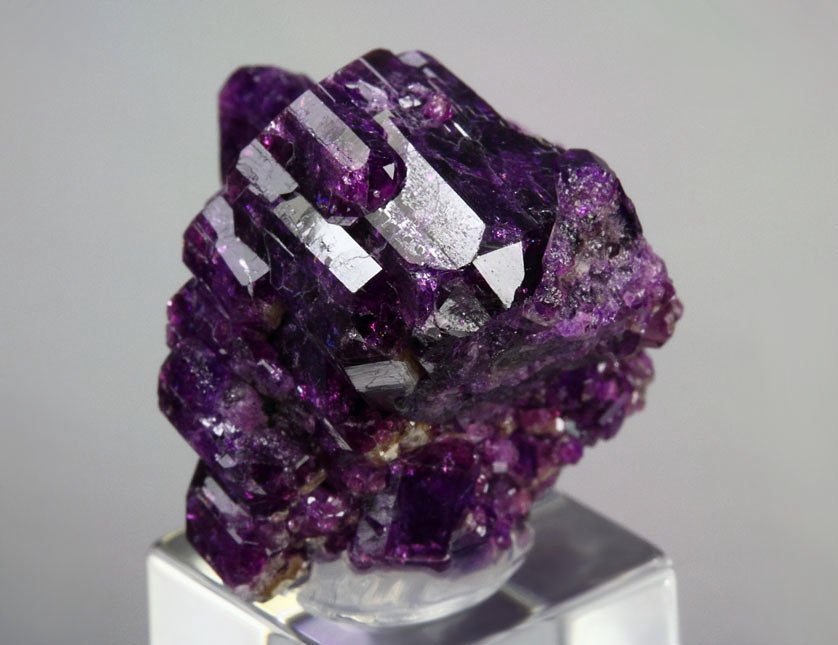 VESUVIANITE var. MANGANOAN