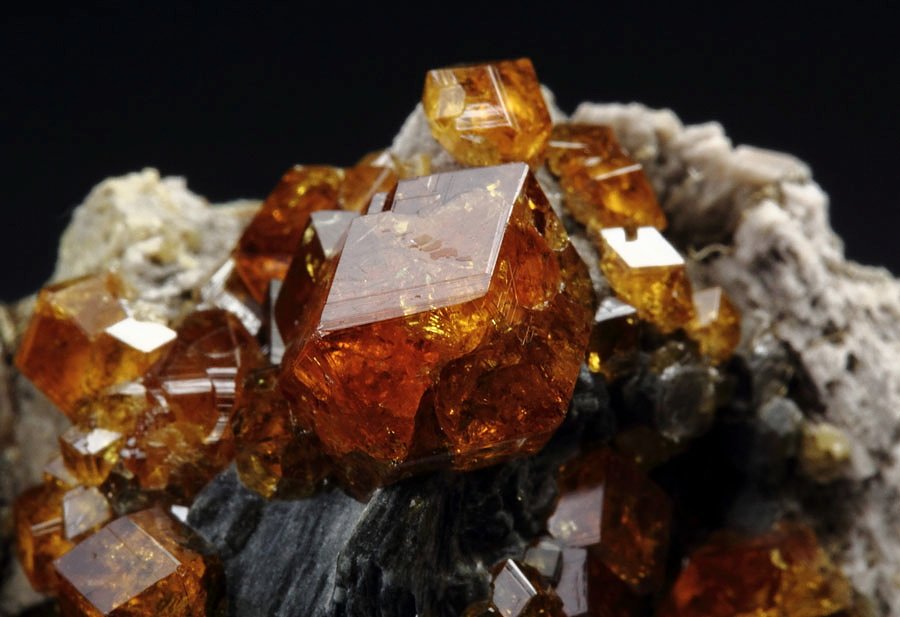 gem GARNET var. SPESSARTINE, MUSCOVITE