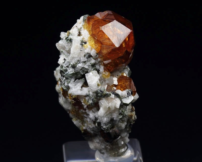 gem GARNET var. SPESSARTINE, MUSCOVITE