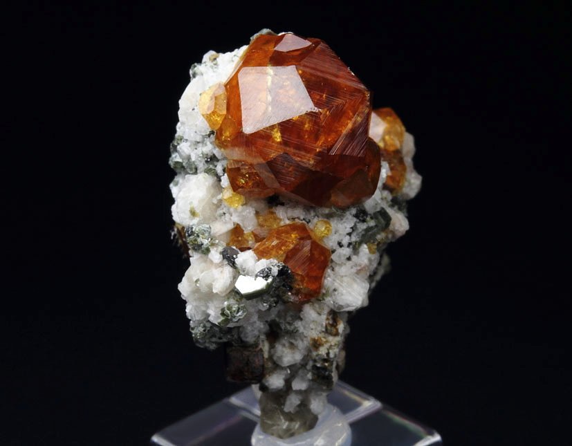 gem GARNET var. SPESSARTINE, MUSCOVITE