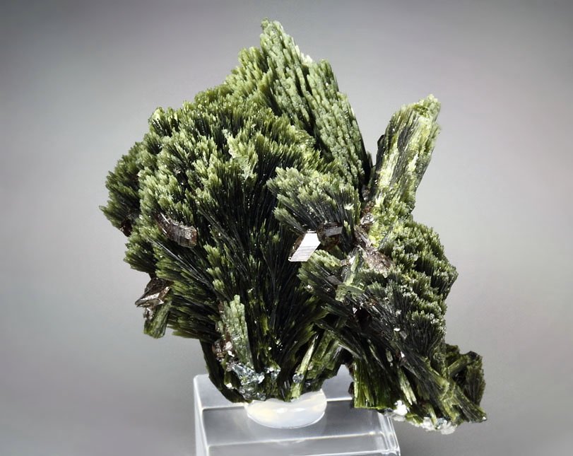 EPIDOTE, AXINITE-Fe