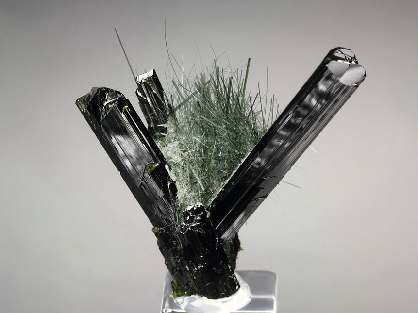 EPIDOTE, AMPHIBOLE GROUP var. BYSSOLITE