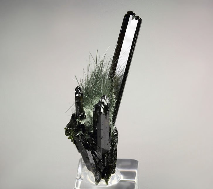 EPIDOTE, AMPHIBOLE GROUP var. BYSSOLITE