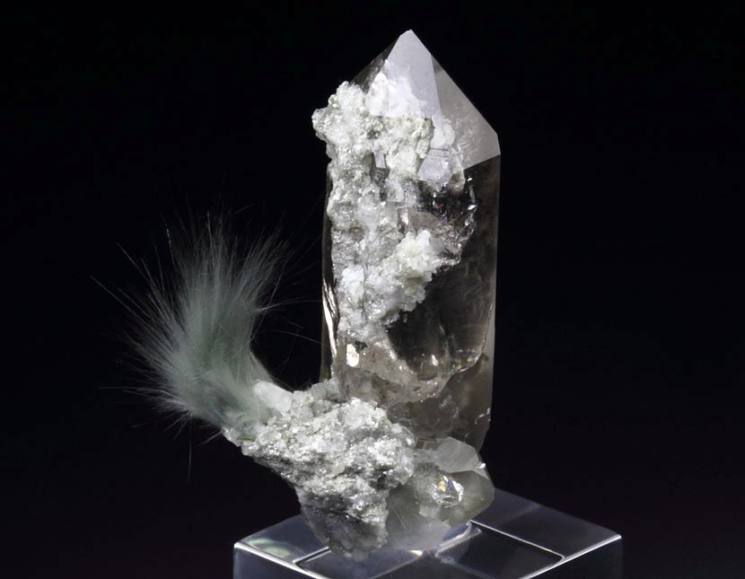 AMPHIBOLE GROUP var. BYSSOLITE, QUARTZ var. SMOKY